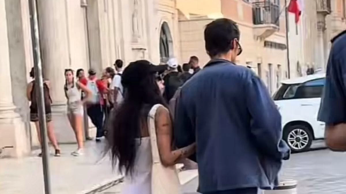 Afirman que conocido cantante tendría un romance con una famosa actriz: estas son las pistas que los unen