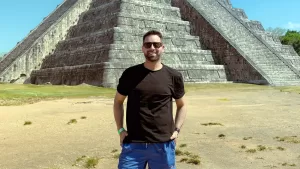 Conocido periodista de la TV revela que se involucró con la expareja de colega: "Debo dar la cara"