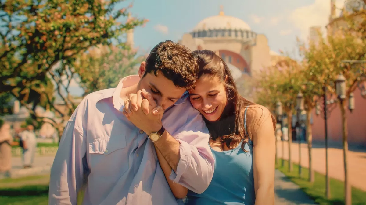 La nueva comedia romántica de Netflix que tiene a Chile enganchado: ya es de las más vistas