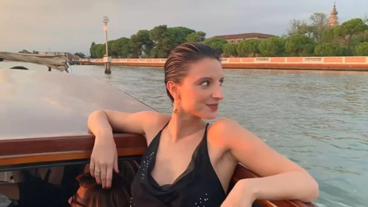 Conocida actriz chilena enfrenta rumores de romance con destacado político nacional: estas son las pistas que los unen