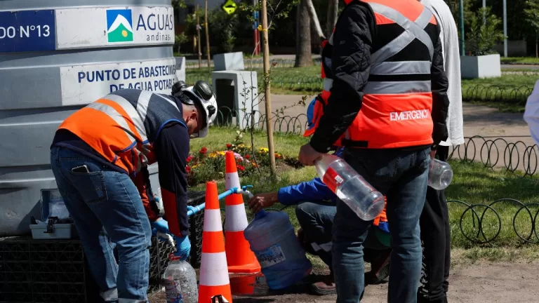 Por hasta 8 horas sin agua potable: corte de suministro afectará a seis comunas de la Región Metropolitana