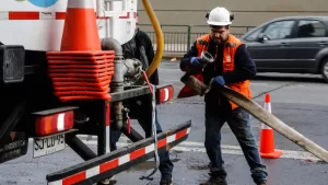 Corte de agua potable de emergencia afecta a tres comunas de la Región Metropolitana por hasta 6 horas
