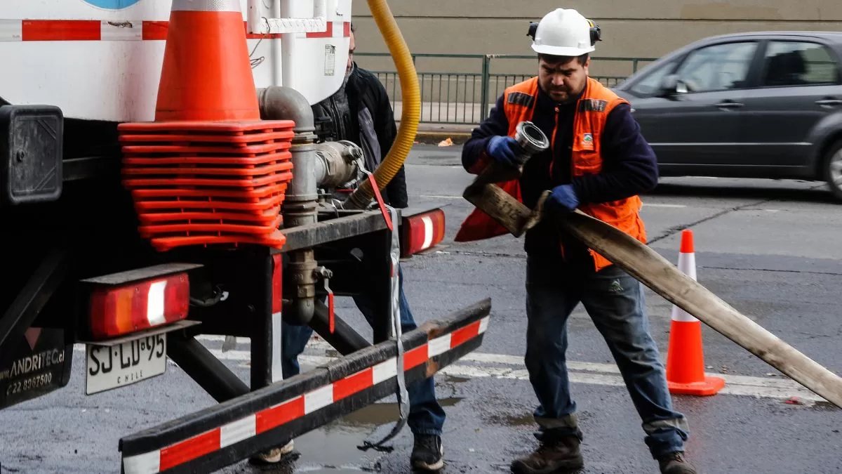 Por hasta 11 horas sin agua potable: corte afectará a cinco comunas de la Región Metropolitana