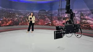 Querida periodista de TVN anuncia que se convertirá en madre por primera vez: "Ya no somos dos, somos tres"