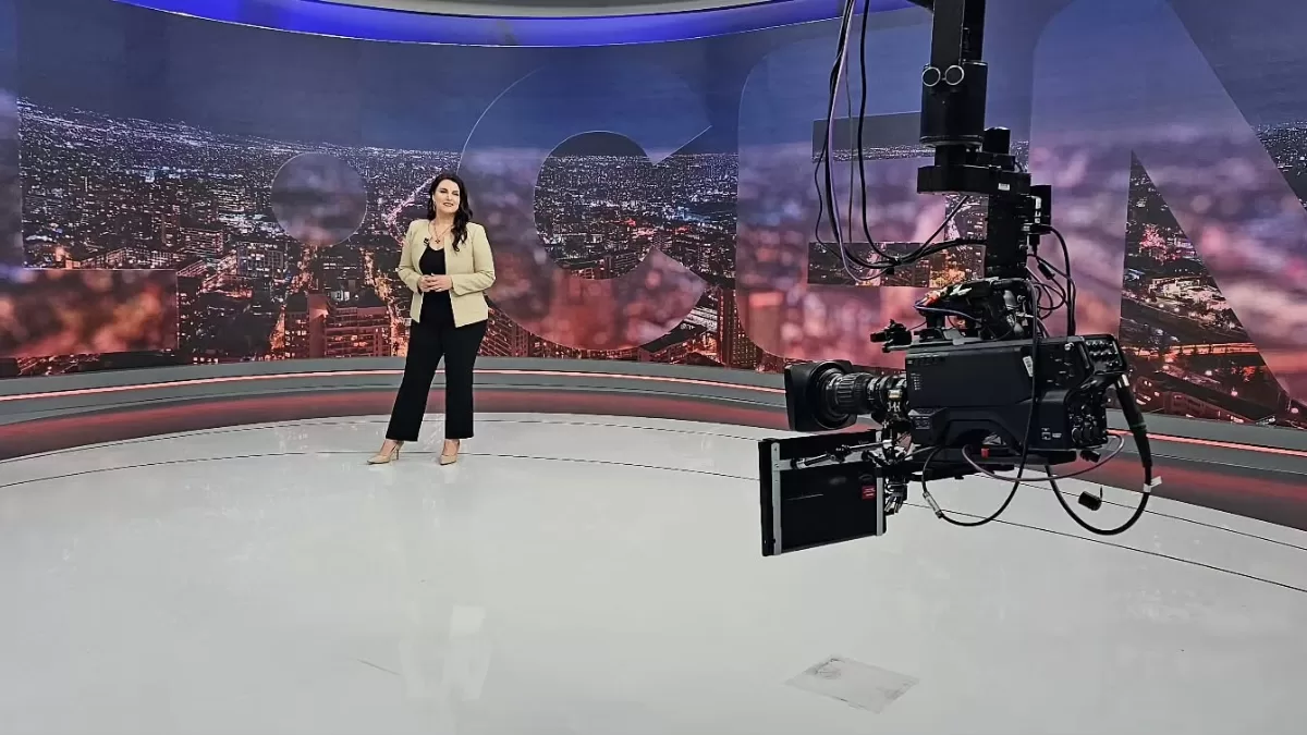 Querida periodista de TVN anuncia que se convertirá en madre por primera vez: "Ya no somos dos, somos tres"