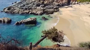 Visité esta playa oculta en la Región de Valparaíso y te cuento cómo llegar: tiene una cueva de piratas