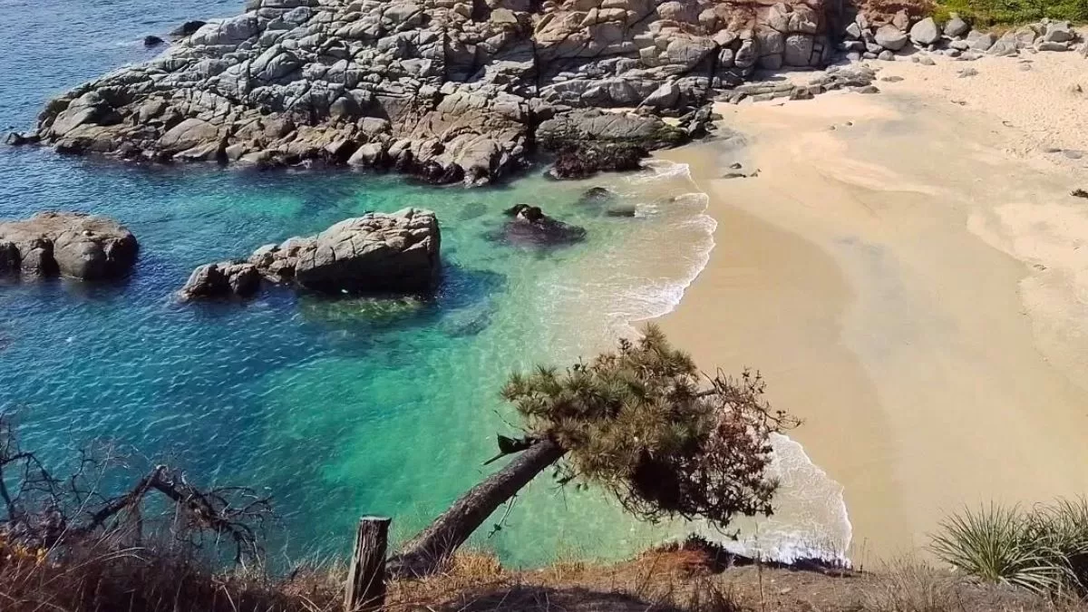Visité esta playa oculta en la Región de Valparaíso y te cuento cómo llegar: tiene una cueva de piratas