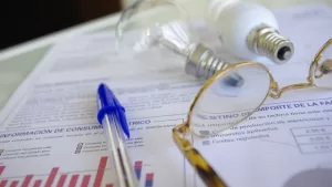 Anuncian rebajas en cuentas de luz para varias comunas de Chile: desde esta fecha regirá la medida
