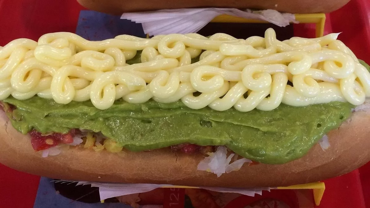 Talca es destacado por sus completos mojados y estos son los mejores 5 lugares para probarlos