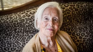 Hijo de Delfina Guzmán revela detalles de su estado de salud tras viral imagen que generó alerta en la web: "Necesita ayudarse un poco"