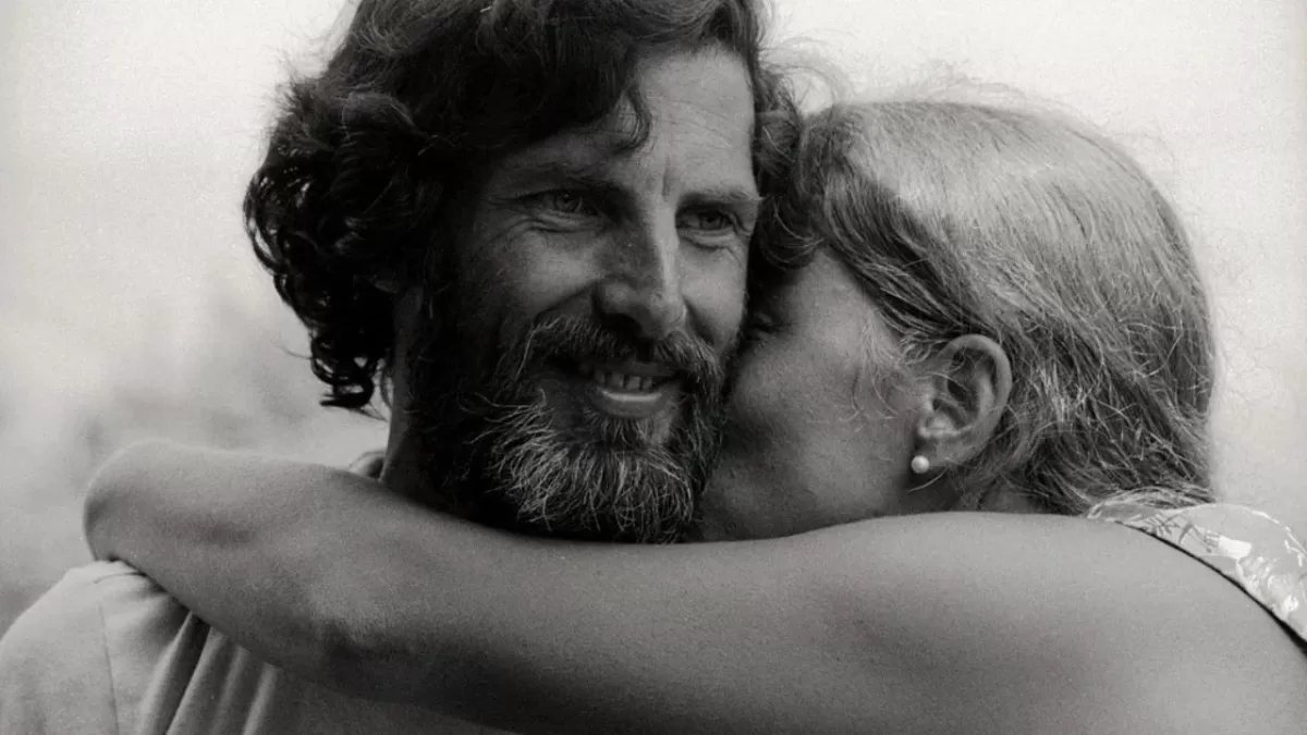 Así fue la conmovedora llegada de Claudia Berger al último adiós de su esposo, Héctor Noguera