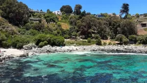 Fui a esta playa escondida con aguas turquesas y te cuento el mejor horario para visitarla: está a dos horas de Santiago