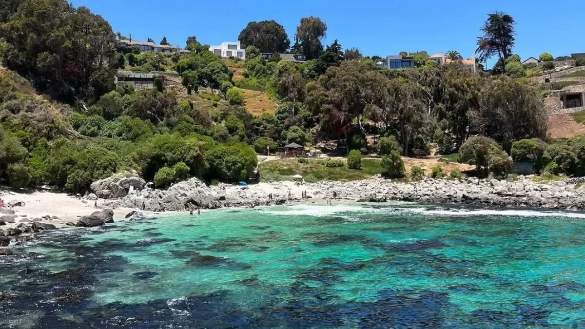 Fui a esta playa escondida con aguas turquesas y te cuento el mejor horario para visitarla: está a dos horas de Santiago