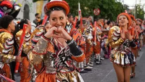 Carnaval San Antonio de Padua 2025: fechas, actividades y todos los detalles del evento GRATUITO que llena de color y baile las calles de Santiago