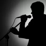 Tragedia familiar: cantante chileno en estado grave tras fatal choque que cobró la vida de su hermano