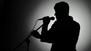 Tragedia familiar: cantante chileno en estado grave tras fatal choque que cobró la vida de su hermano