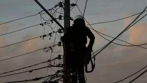 Corte de luz afectará a 11 comunas de la Región Metropolitana por hasta 7 horas