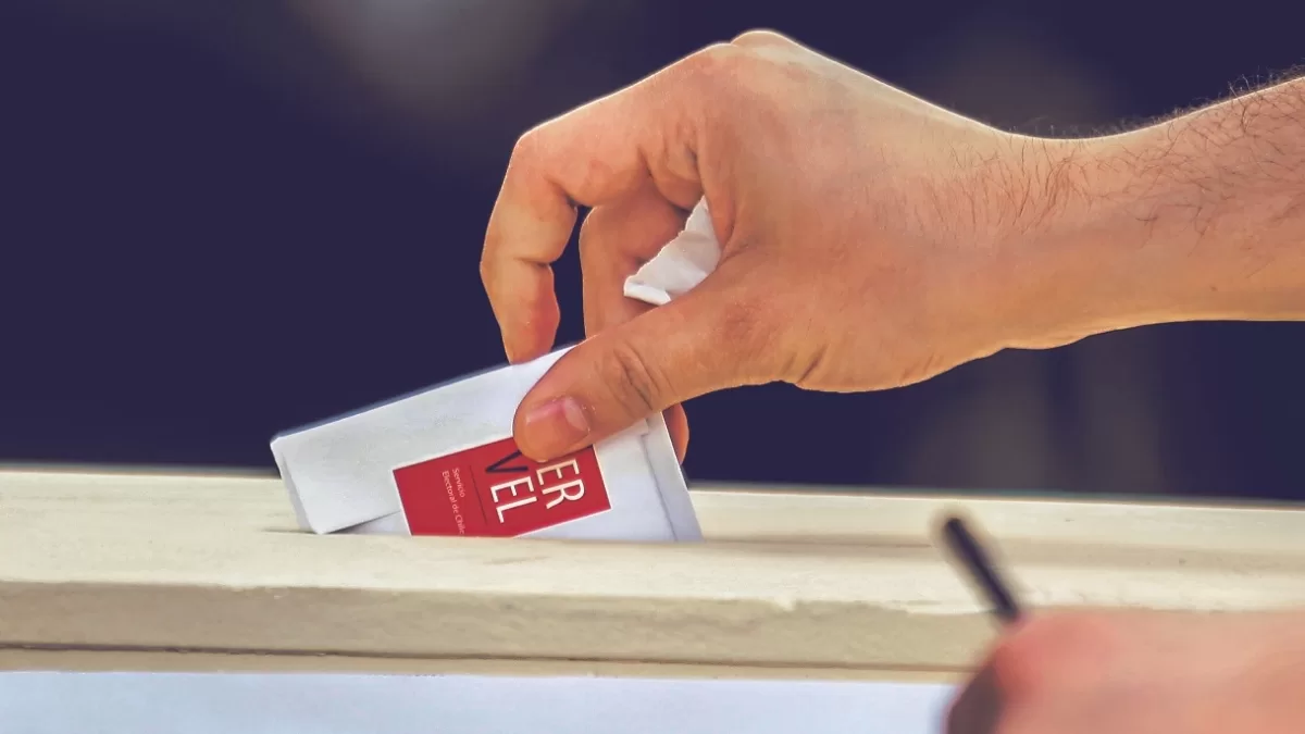 "Lo quería conocer": Periodista de Mega vivió coqueto momento con votante en transmisión desde la Estación Mapocho