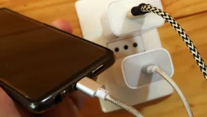 Podría ocasionar un incendio: SERNAC emite alerta de seguridad por este popular accesorio para celulares