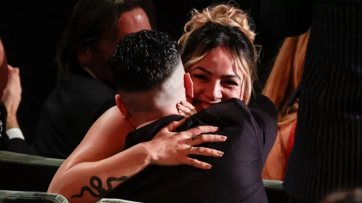 Famoso cantante sorprende al revelar que tendrá su primer hijo con su pareja chilena: tras cinco años juntos