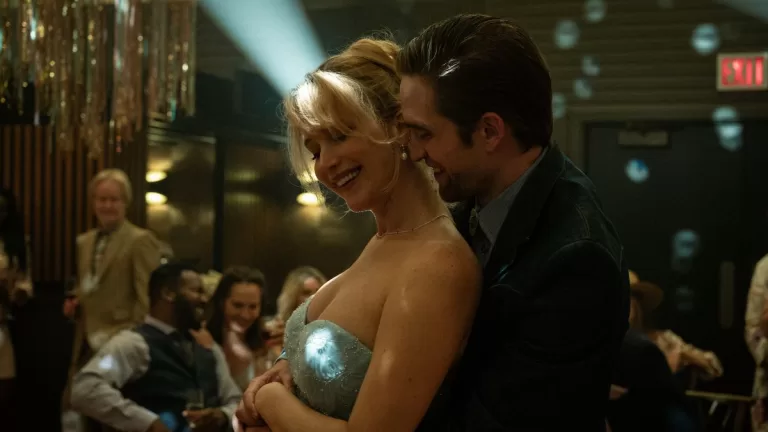 Jennifer Lawrence revela cómo fue trabajar con Robert Pattinson en su nueva película “Mátate, amor”
