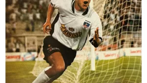 Reconocido futbolista sufrió violento asalto: su hijo de cuatro años se encontraba arriba del vehículo