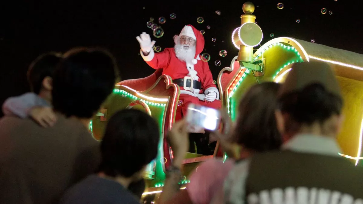 Caravana navideña trae de vuelta al Viejito Pascuero en San Joaquín: calles que visitará, horarios y cuándo verla GRATIS