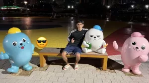 Es chileno, tiene 23 años y ha viajado por distintas partes del mundo haciendo lo que ama: este es su trabajo