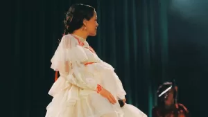 Querida cantante anuncia el nacimiento de su primer hijo a sus 41 años: "Morir para renacer como madre"