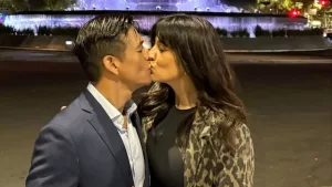 "Le digo unas palabras. Me arrodillo para pedirle su mano y se saca los zapatos… se arrodilló conmigo y me abrazaba… pero no me contestaba"