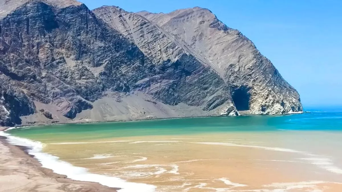 Playa escondida en el norte de Chile conquista a turistas con sus atractivos: tiene cuevas y pinturas rupestres