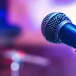 Muere reconocido cantante a los 50 años: fue encontrado sin vida al interior de su departamento