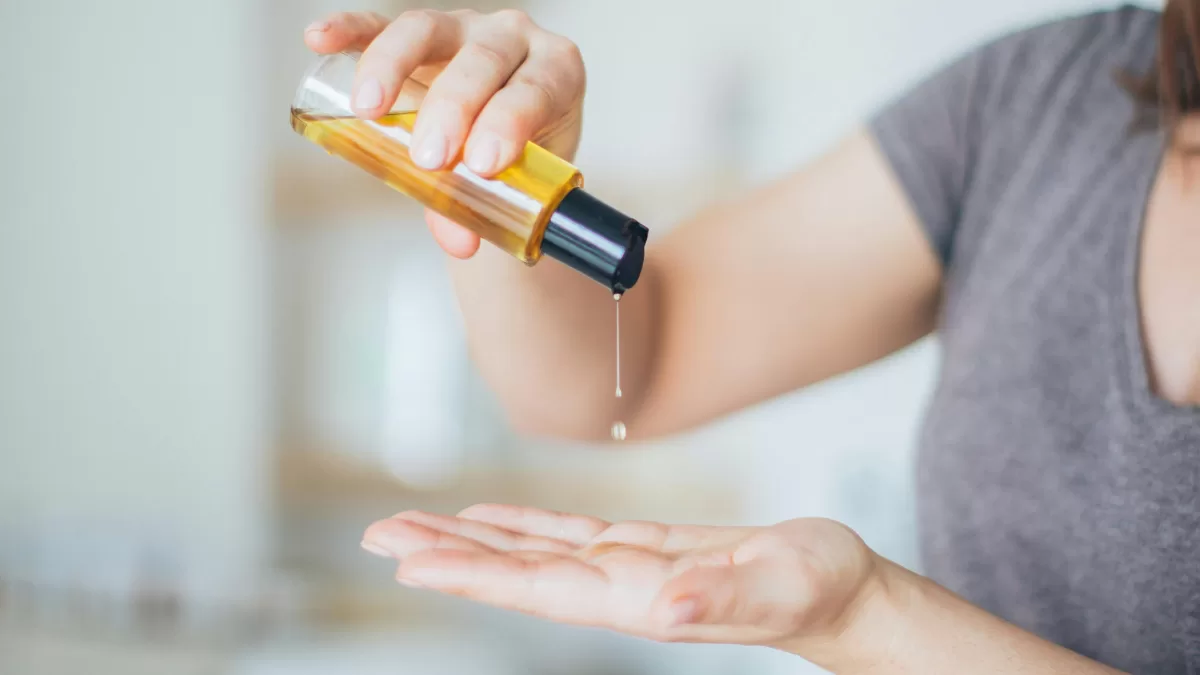 “Me levanto, hago pipí y empiezo a ponermelo en la cara”: el extraño método de belleza de reconocida actriz que generó impacto