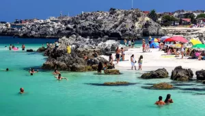 Esta es la mejor playa para visitar durante febrero de 2026: mar turquesa y una gastronomía única en Chile