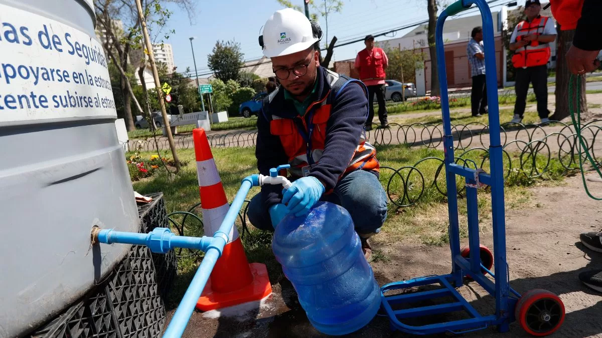 Corte de agua potable afectará a dos comunas de la Región Metropolitana por hasta 8 horas