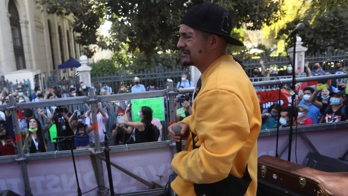 Destacado cantante chileno en urgencias tras intento de quitarse la vida: "Carabineros llegó a su casa"