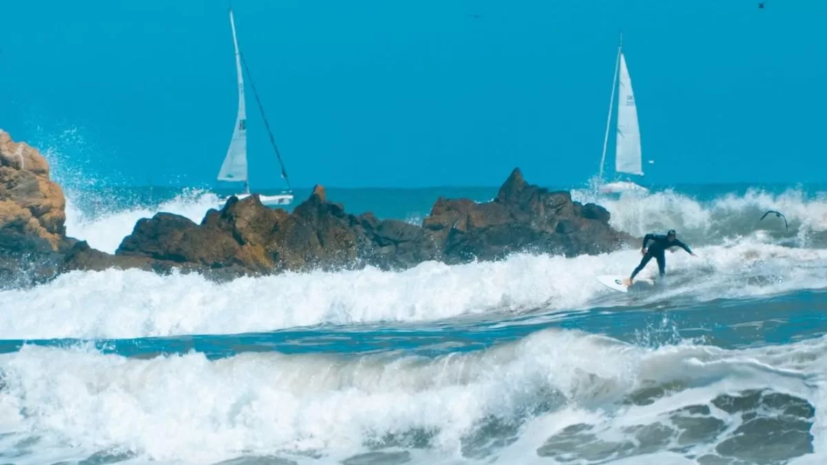 La playa que conquista con sus "olas perfectas" para practicar surf: está ubicada a una hora y media de Santiago