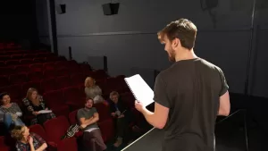 Conocido actor chileno enciende rumores de romance con empresario: fueron vistos tomados de la mano y abrazados