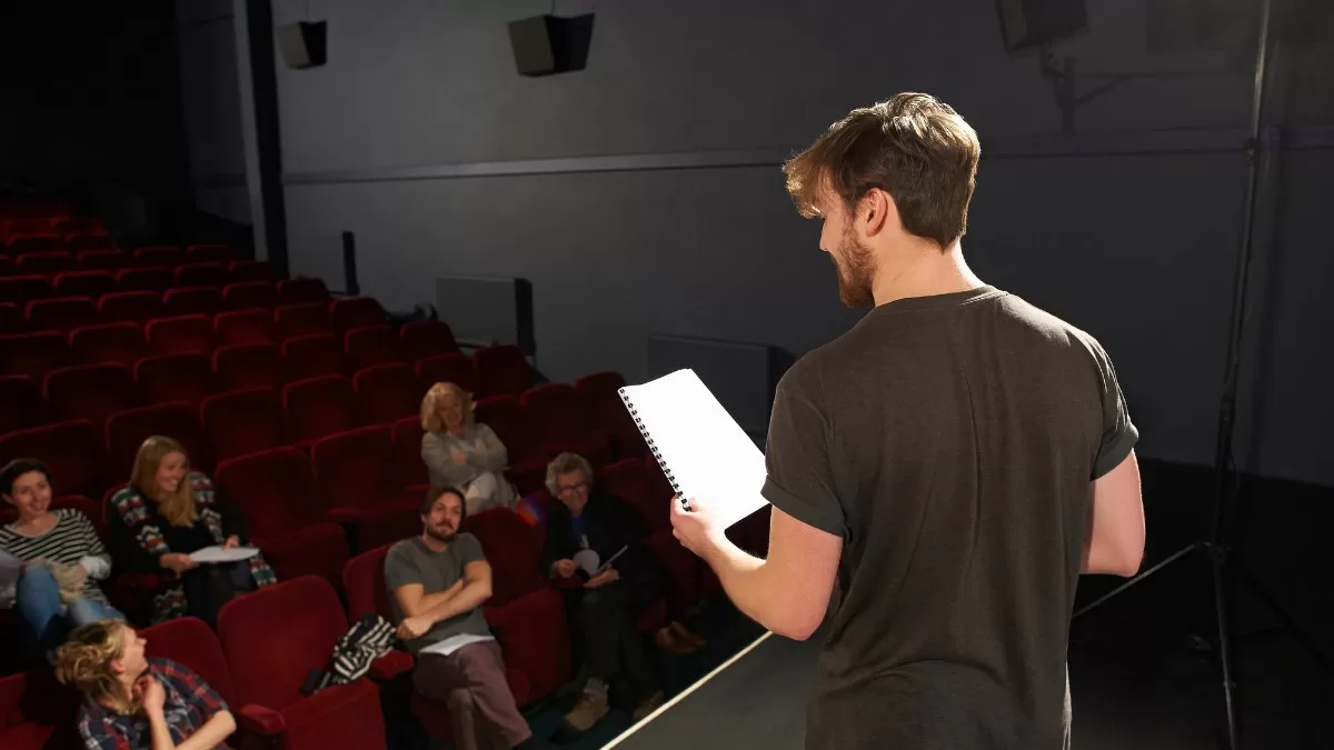 Conocido actor chileno enciende rumores de romance con empresario: fueron vistos tomados de la mano y abrazados