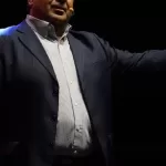 Municipalidad acusa a comediante chileno de besar a menor de edad en uno de sus shows: "Tenemos que hacer las denuncias correspondientes"