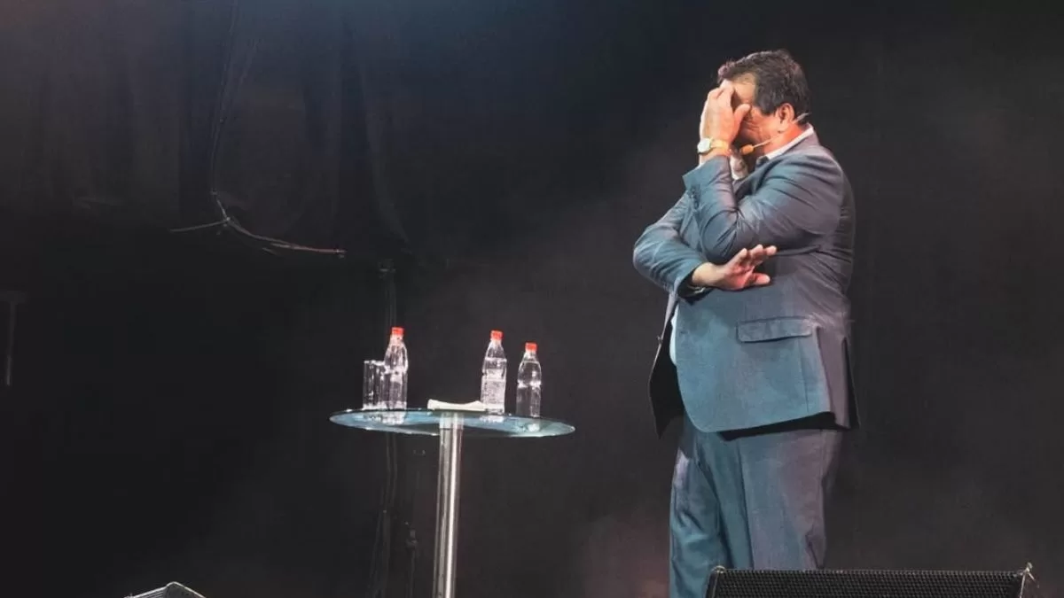 Viralizan dichos de comediante chileno tras supuestamente besar a menor de edad en uno de sus shows: "El humor es humor, ponerse grave..."
