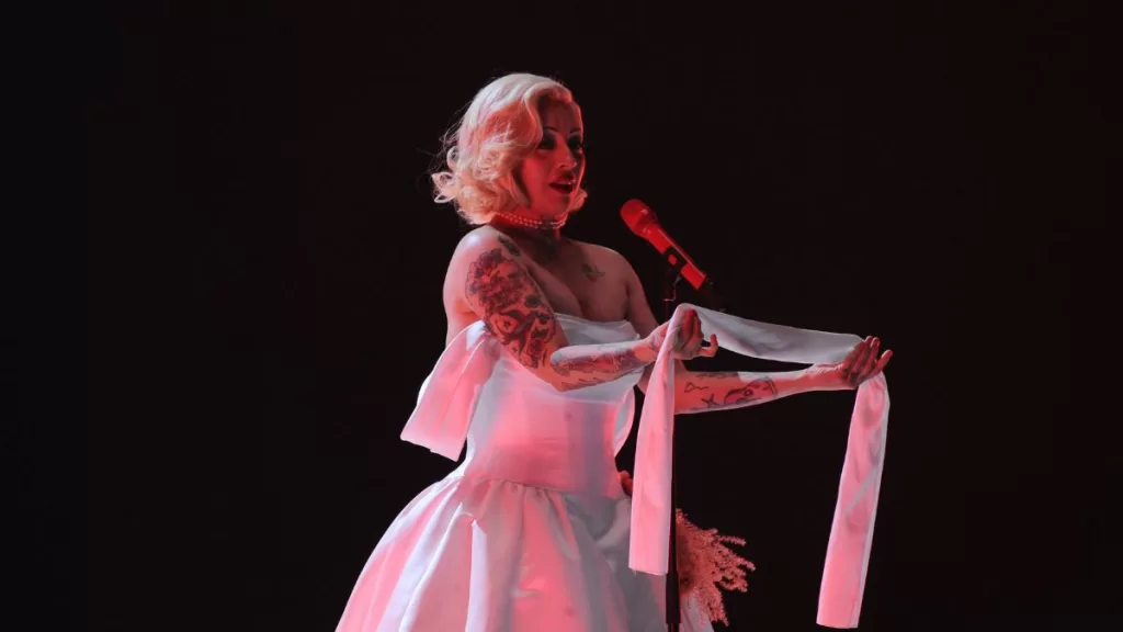 El comentario que más se repitió en el show de Mon Laferte en Viña 2026: "Te equivocaste" y "Ojalá te estés revolcando en tu cama"