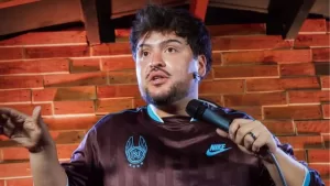 Quién es Nico Pontigo, el joven humorista que está dominando el stand up comedy