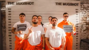 Panorama en Santiago: este es el nuevo bar-restaurante temático inspirado en una "cárcel" que conquista a los chilenos