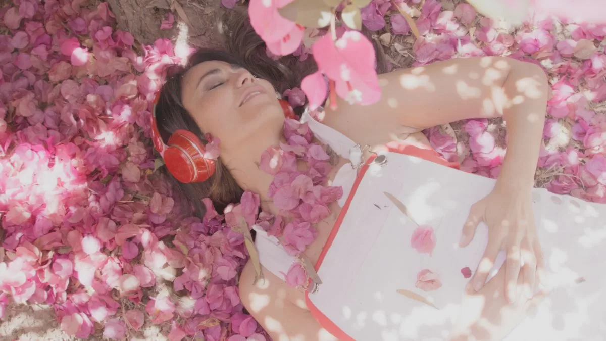 Carola Bezamat debuta en la música con "SAVIA": su primer lanzamiento es la reversión de un éxito de Gustavo Cerati