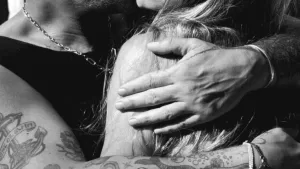 Querido cantante en Chile sorprende tras confirmar su romance con actriz 19 años menor: "Es algo que quiero cuidar muchísimo"