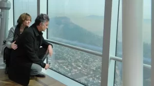 Conocido actor chileno es detenido tras amenazar de muerte a su pareja: portaba un arma en el pantalón