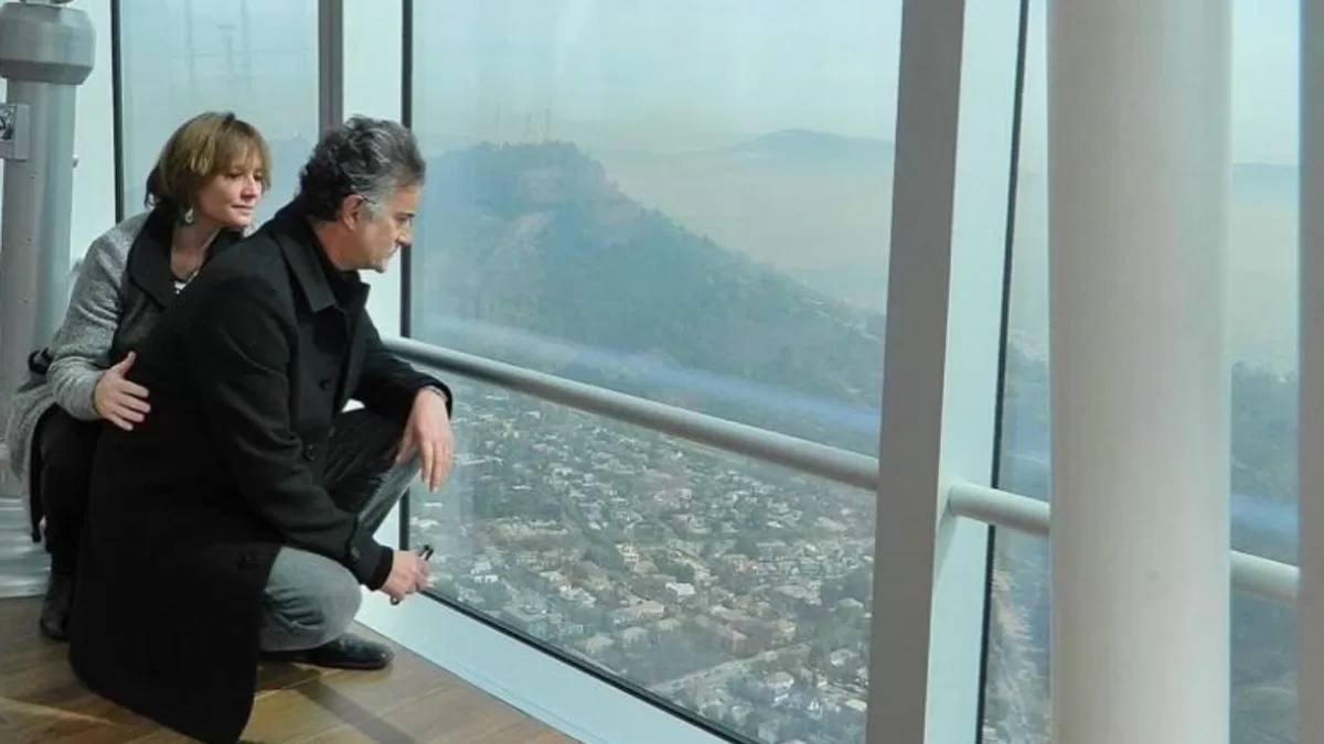 Conocido actor chileno es detenido tras amenazar de muerte a su pareja: portaba un arma en el pantalón