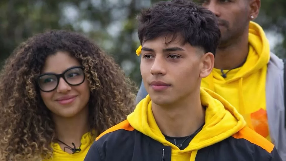 Graban intenso coqueteo de hijo de Kanela con actriz 17 años mayor: "Para mí es una mujer completa"