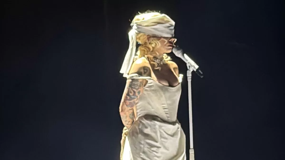Mon Laferte deslumbró en el Movistar Arena con un concierto de tres horas cargado de emoción, teatro y una divertida dinámica